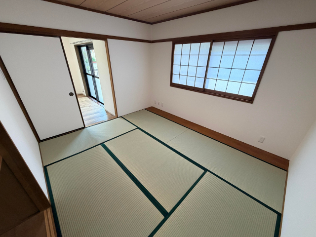 和室は約6帖、押入れもございます。