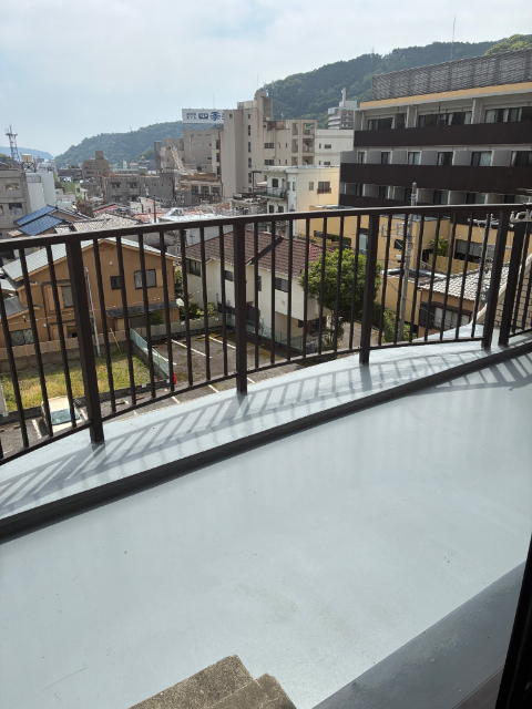 2部屋とキッチンが面した、ワイドスパンのバルコニーです。