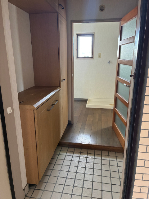 玄関はシューズボックス付きです。