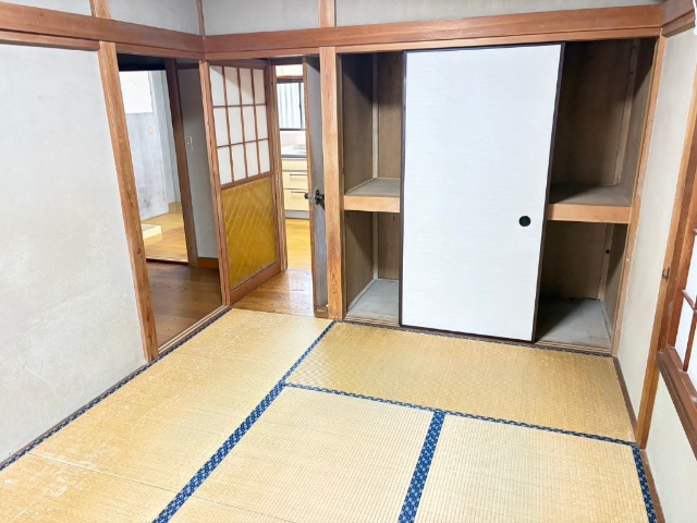 収納も豊富な和室
