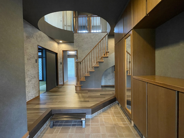 玄関ホールには吹抜けあり