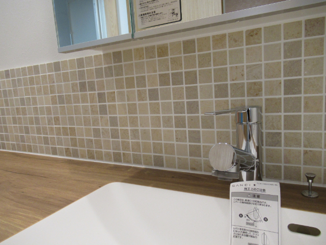 洗面正面タイル施工