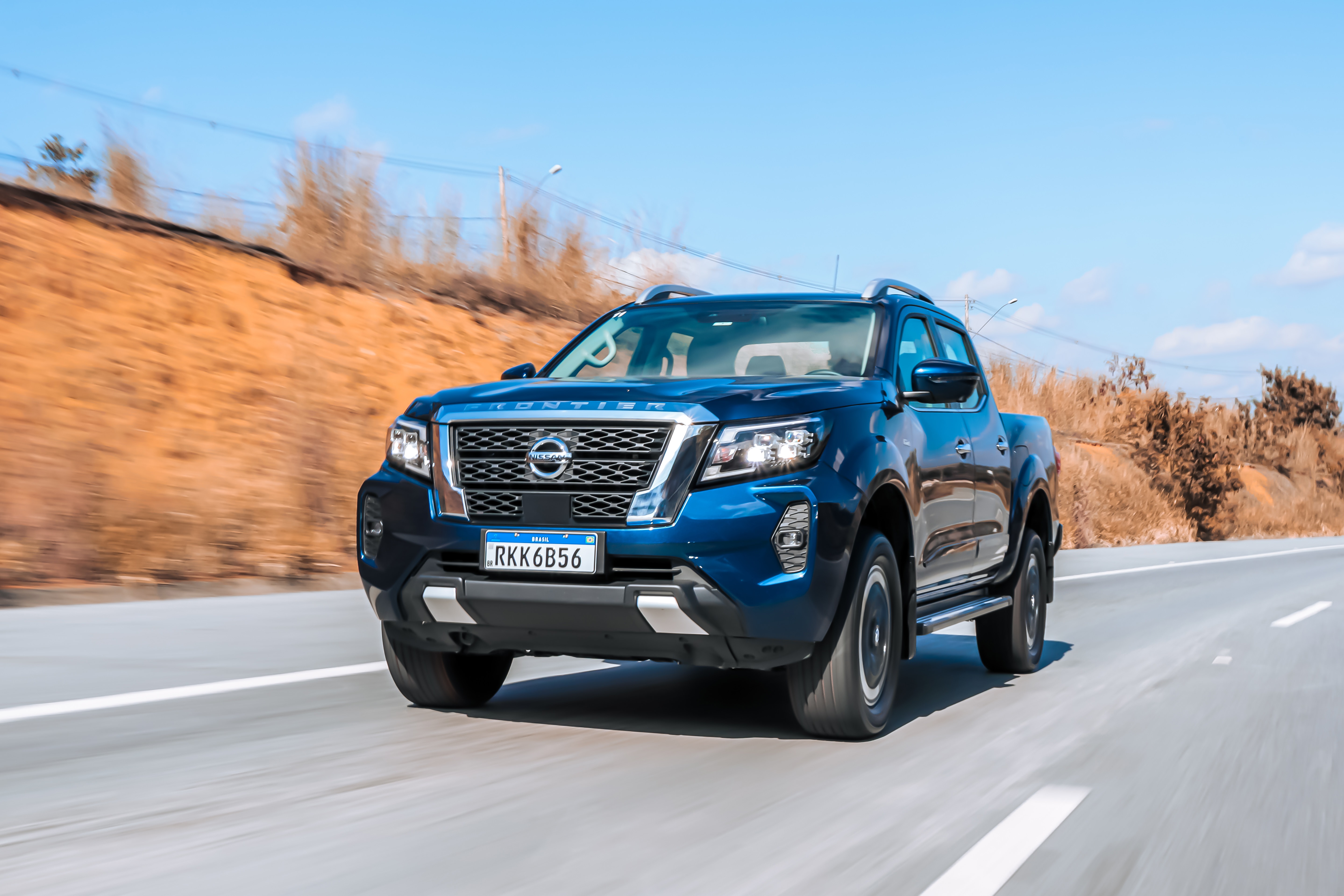 Frente azul Nissan Frontier Platinum 2022 movendo-se na estrada.