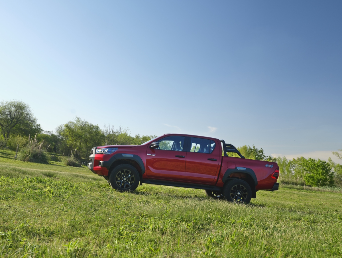 Nova geração da Toyota Hilux deve chegar em 2025 com motorização híbrida de 326 cv