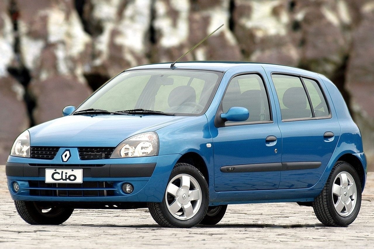 3983a7e8-renault-clio-2004-azul-de-frente-estacionado