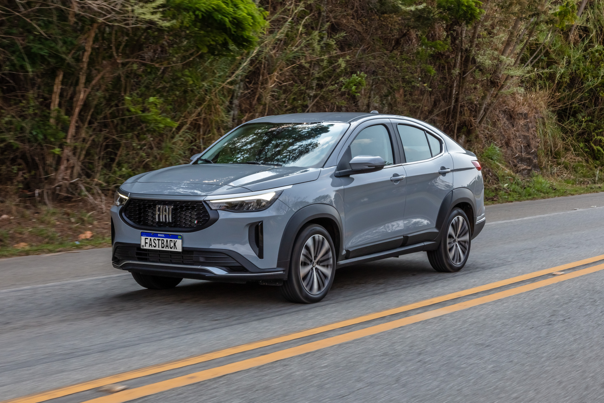 Fiat Fastback Audace cinza de frente em movimento