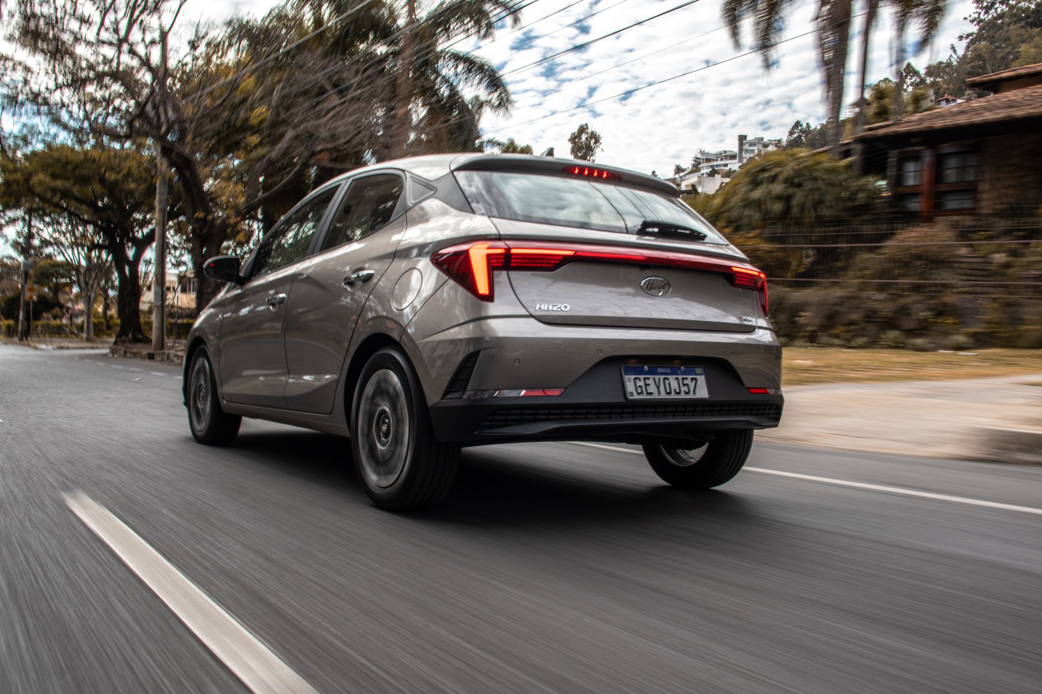 Hyundai HB20 Platinum Plus 2023  cinza de traseira em movimento