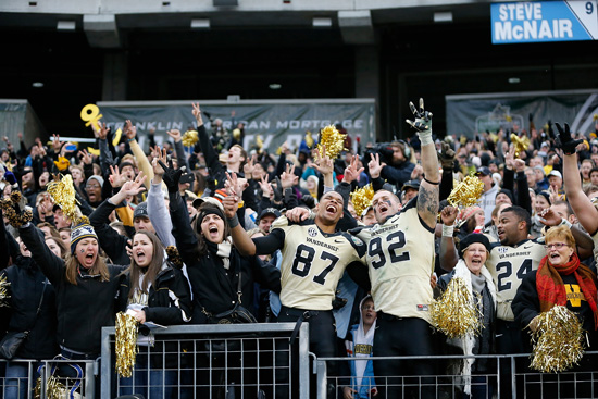 playersincrowd550123112.jpg