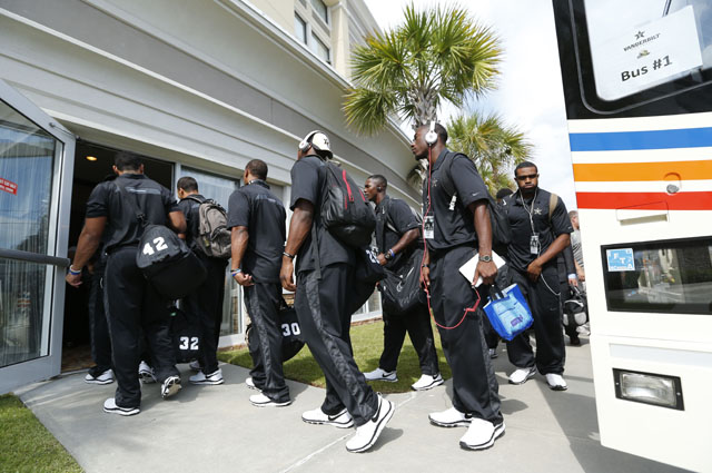640teamarrival91313usc.jpg