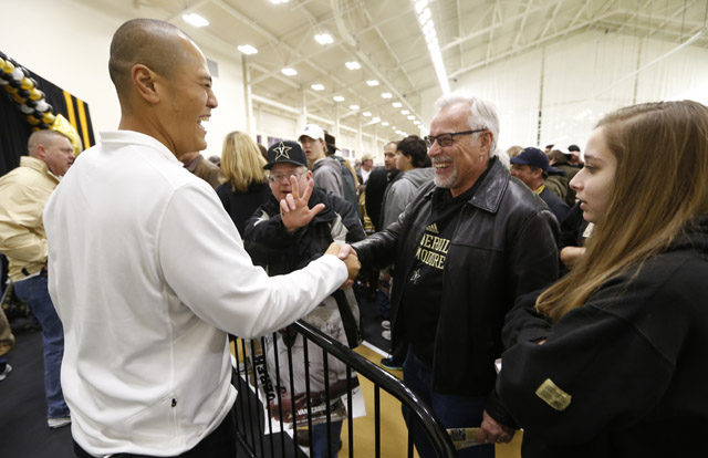 640signingday020614b.jpg