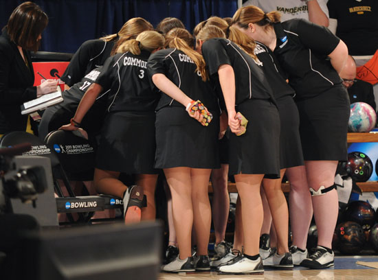 bowlinghuddle2011_1_11_12.jpg