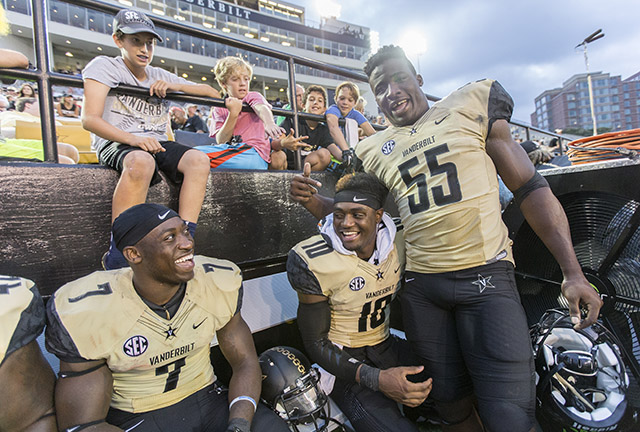 640sideline091915.jpg