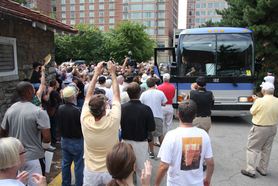 2011 cws team arrives back in nashville