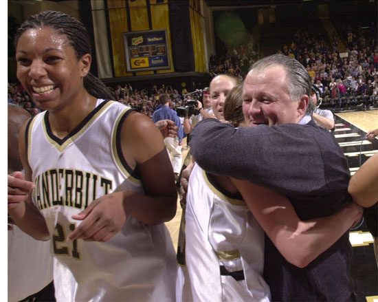 550fosterhug2001ncaa22812.jpg