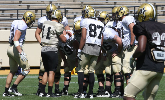 550huddle2012scrimmage4812.jpg