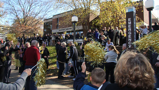 fbteamsendoff550wide11811.jpg
