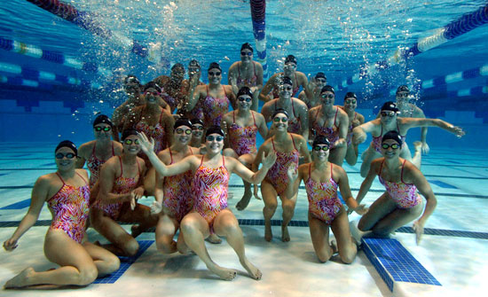 swim 550x wide team under water 2011 preseason photo shoot
