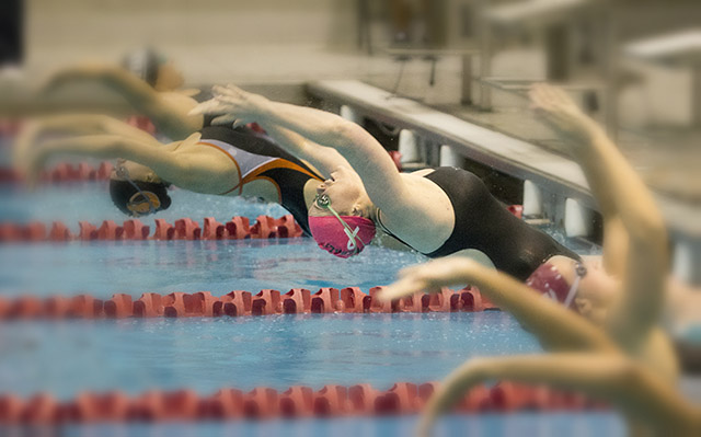 640pooldive101014.jpg