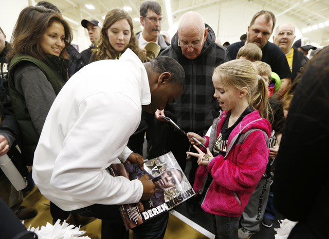 640signingdayevent020614c.jpg