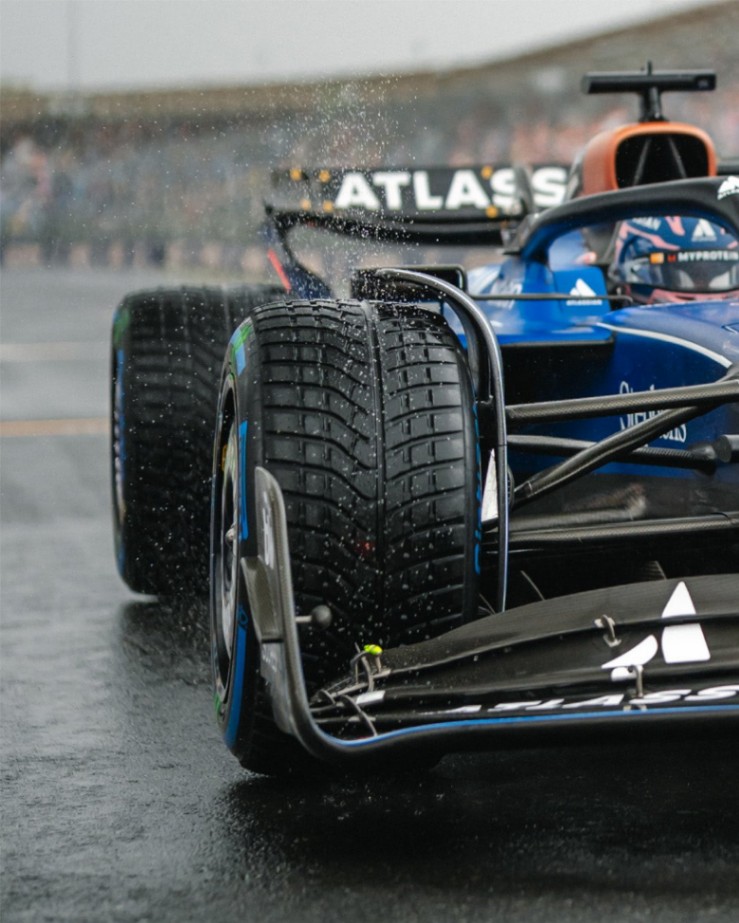 Alex Albon a la espera de la largada.