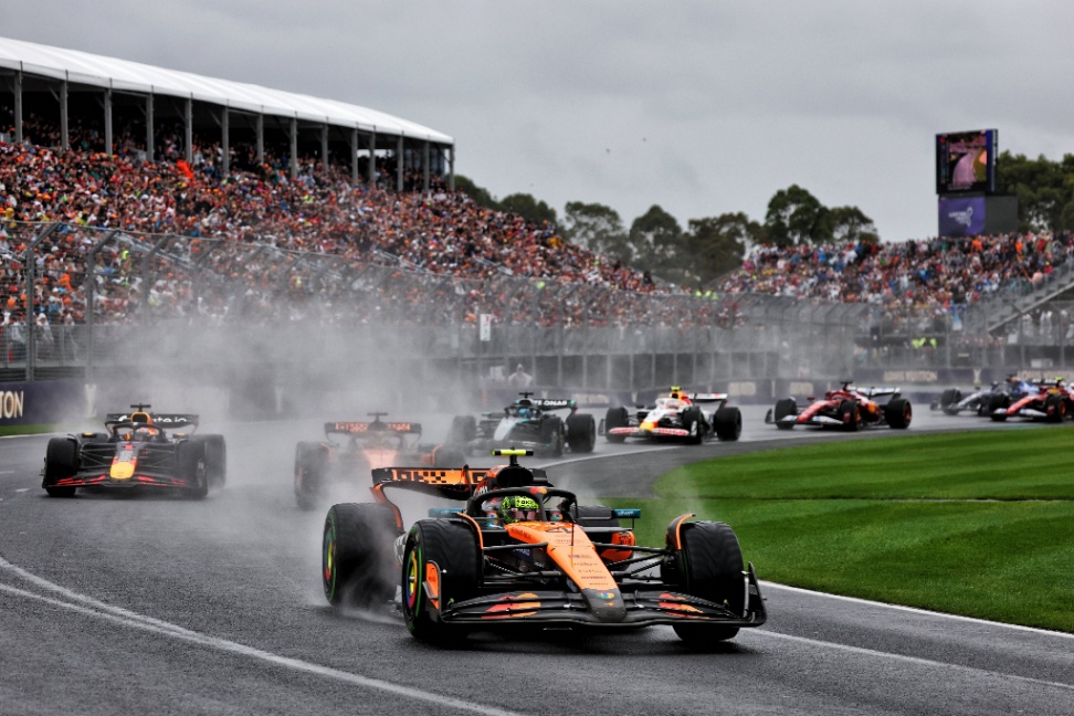 Lando Norris liderando el pelotón.