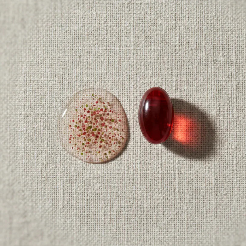 Astaxanthin softgel and dissolved oil showing the fat-soluble formula