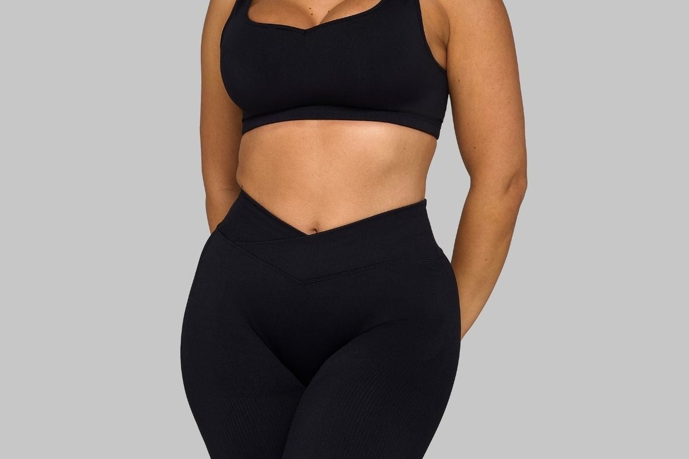 The V-front waistband on the Night Black leggings