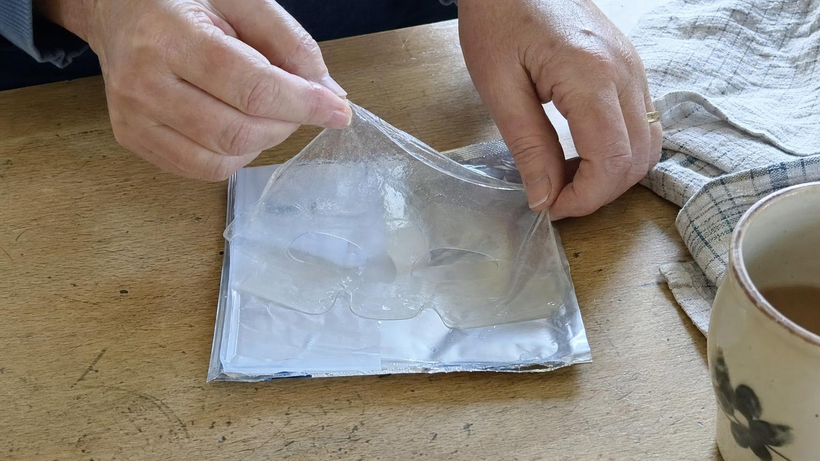 Zwei Kollagenmasken nebeneinander, links eine Drogeriemaske, rechts die Luuma Kollagen Boosting Maske