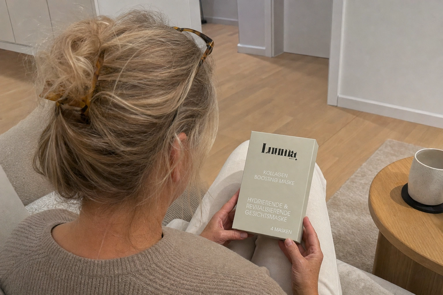 Eine Frau liest stirnrunzelnd die Angaben auf der Rückseite einer Maskenpackung