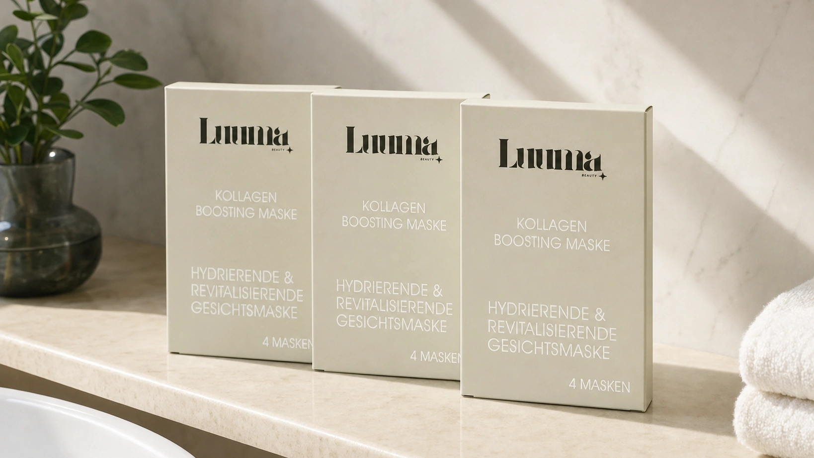 Mehrere Packungen der Luuma Kollagen Boosting Maske auf einer sonnigen Badablage