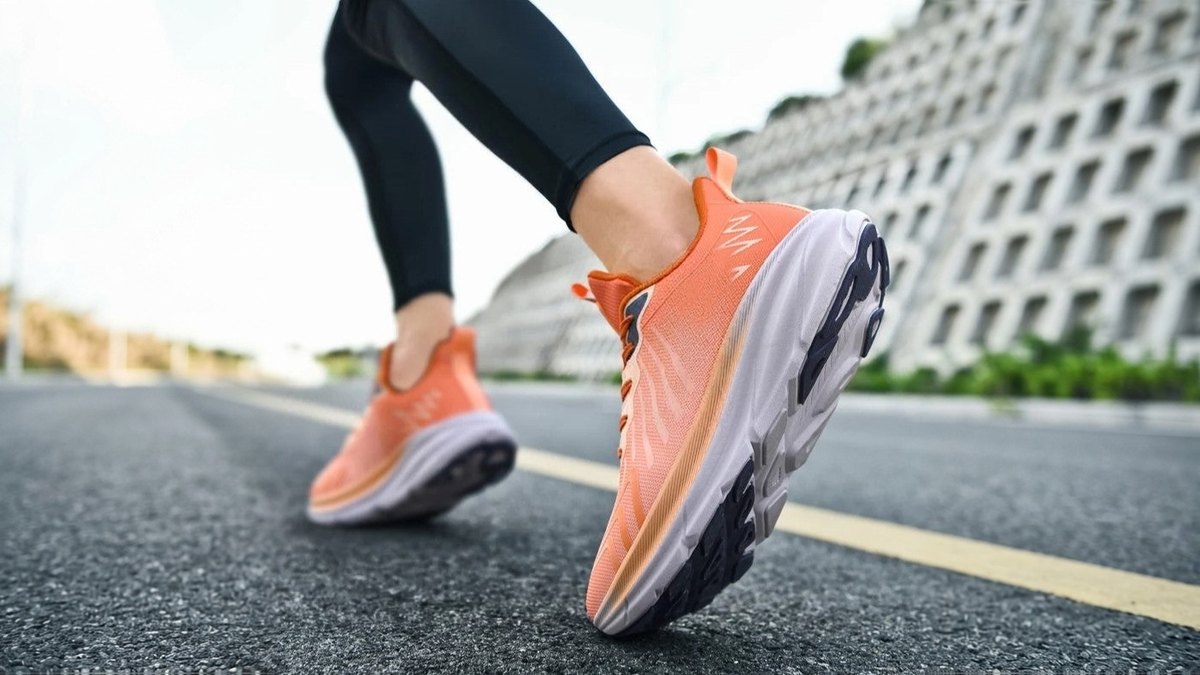 Corsa su strada con le scarpe da corsa Vitelli Moda arancioni