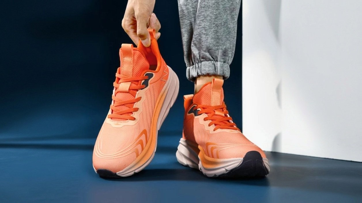 Scarpe da corsa Vitelli Moda arancioni, indossate