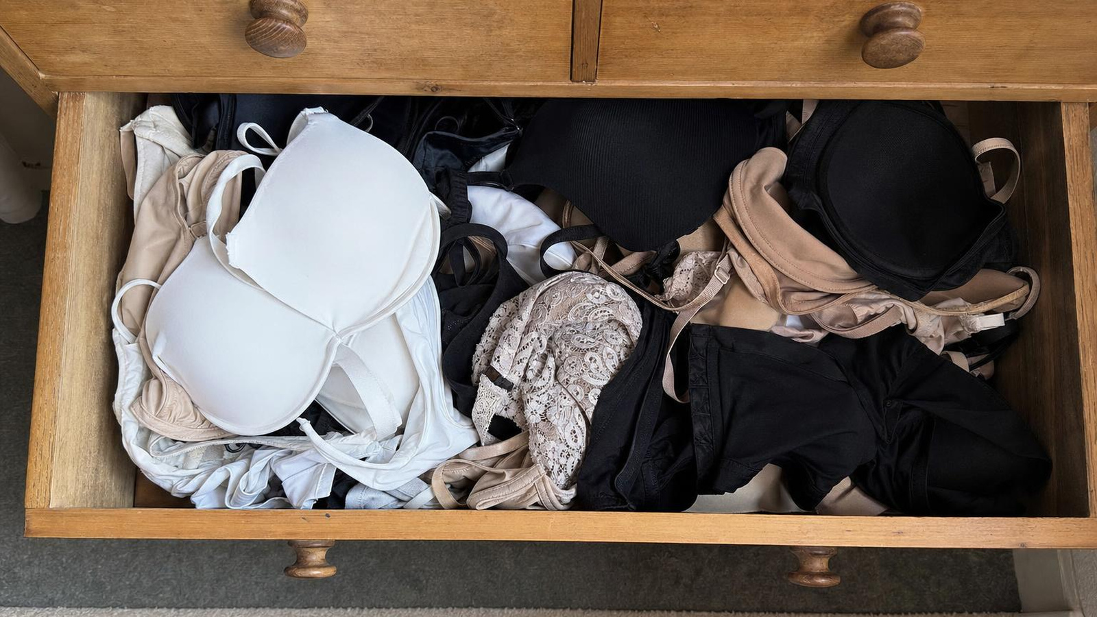 Un cassetto pieno di vecchi reggiseni mai davvero comodi