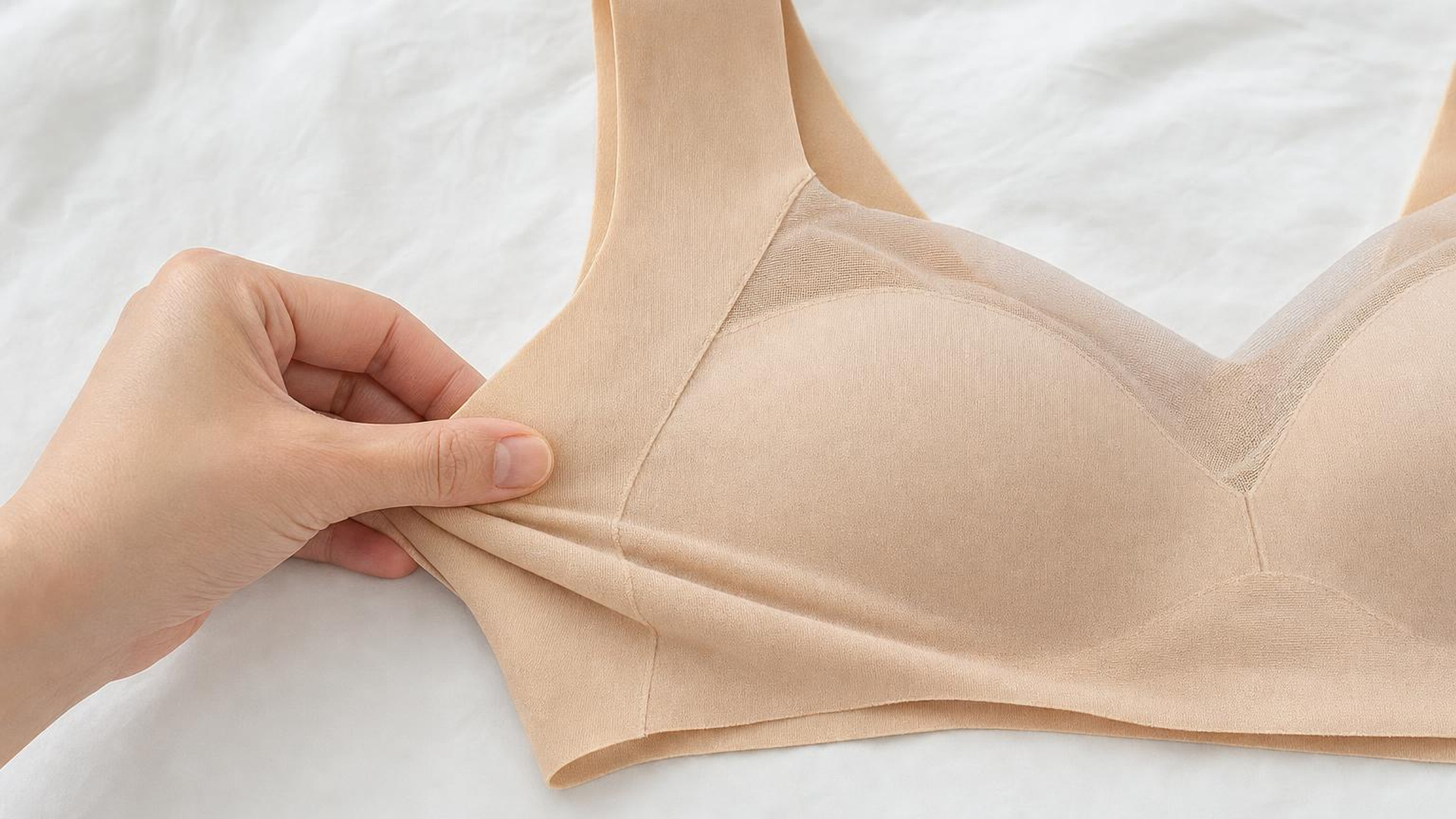 Il tessuto morbido ed elastico del reggiseno, senza cuciture
