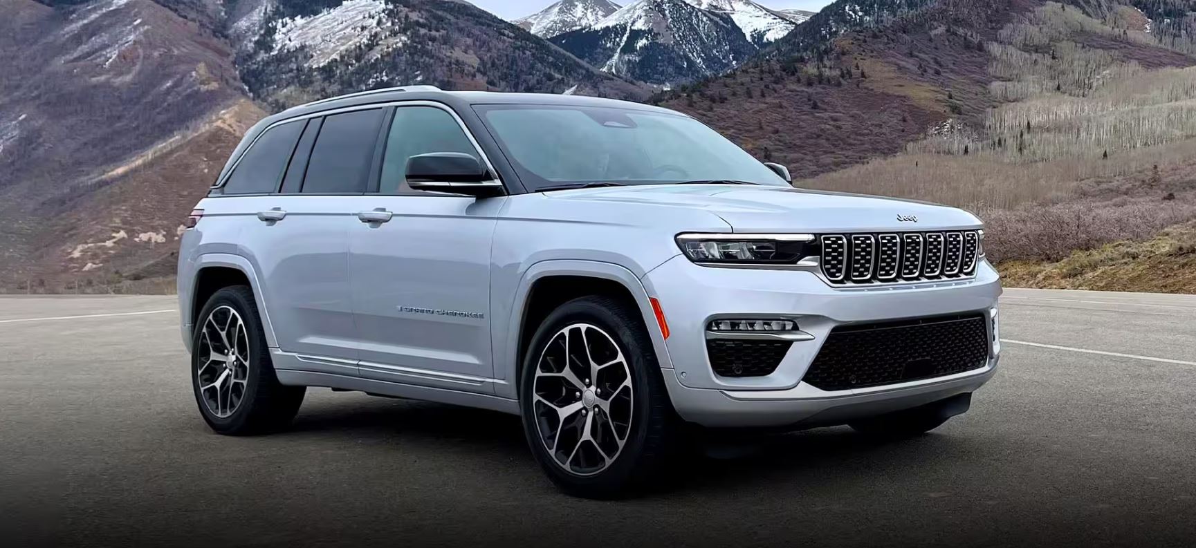 white 2023 Jeep Grand Cherokee