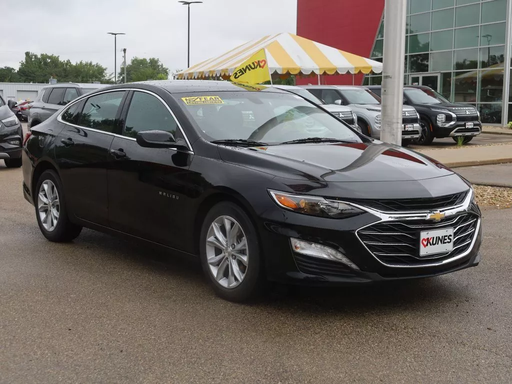 Used 2022 Chevrolet Malibu 1LT with VIN 1G1ZD5ST8NF119427 for sale in Madison, WI