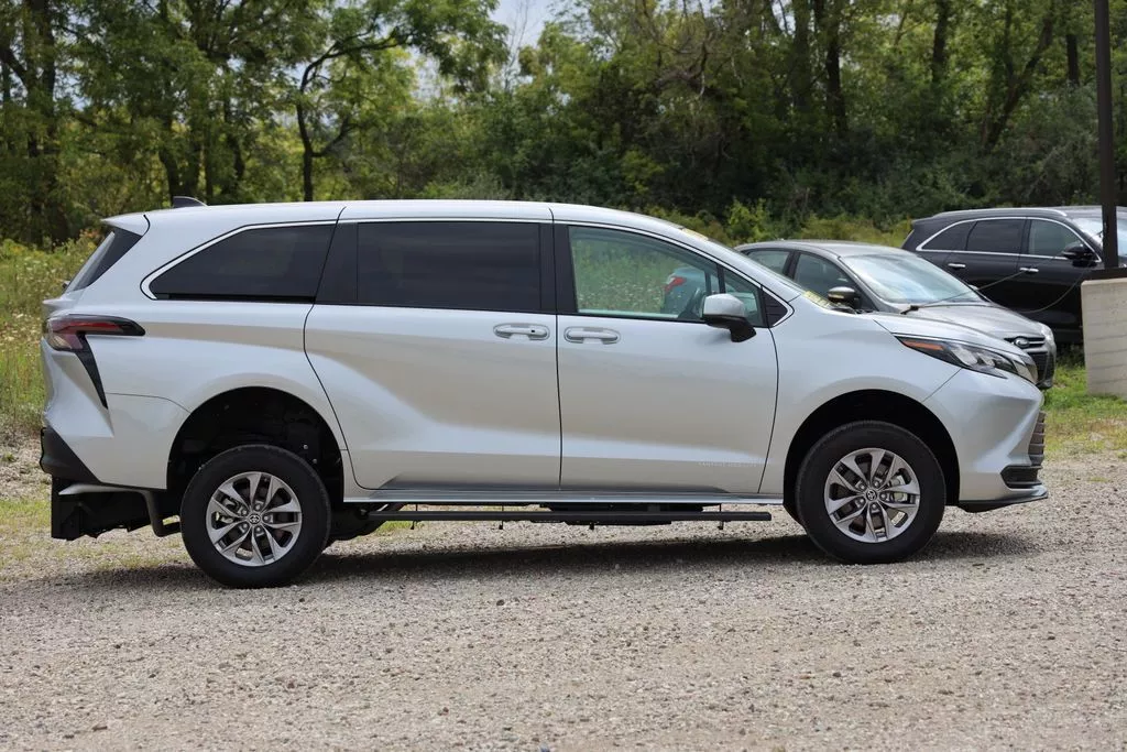 Used 2024 Toyota Sienna LE with VIN 5TDKRKEC6RS199112 for sale in Antioch, IL