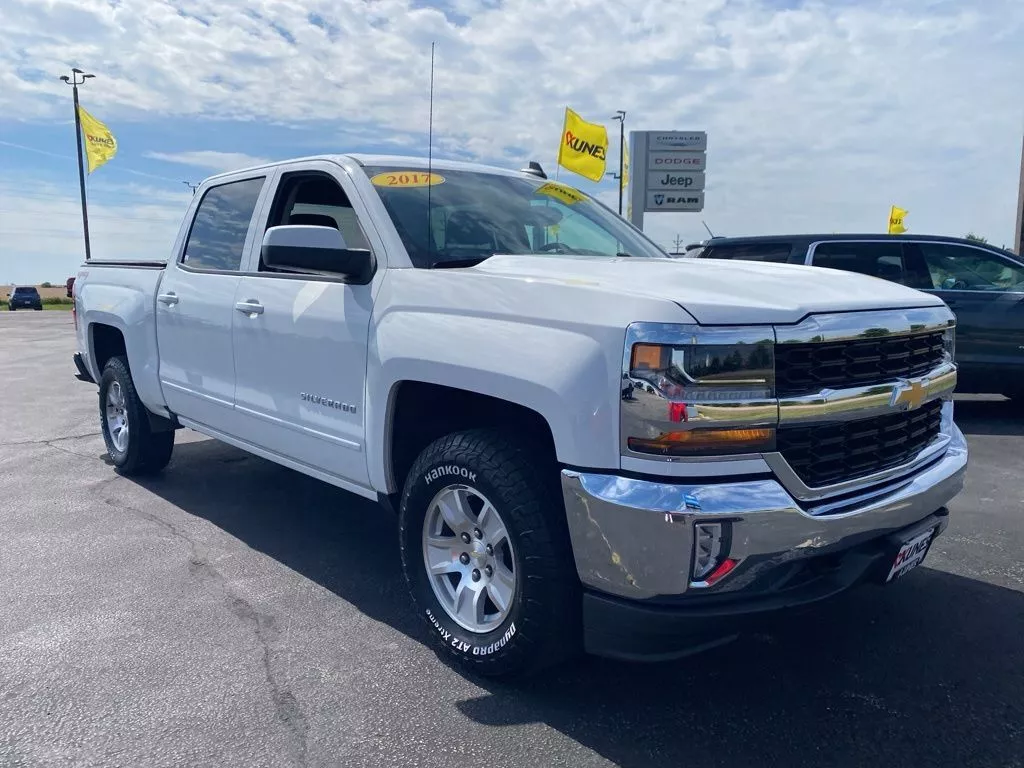 Used 2017 Chevrolet Silverado 1500 LT with VIN 3GCUKREC1HG505443 for sale in Mount Carroll, IL