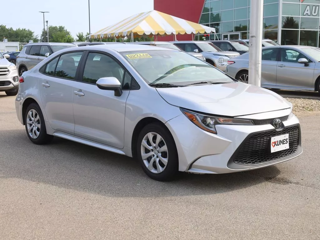 Used 2022 Toyota Corolla LE with VIN 5YFEPMAE4NP274110 for sale in Madison, WI