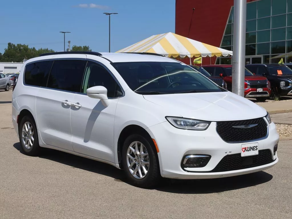 Used 2022 Chrysler Pacifica Touring L with VIN 2C4RC1BG4NR197346 for sale in Madison, WI