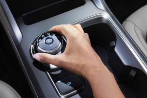 person using the rotary gear shift dial of their 2018 Ford Fusion