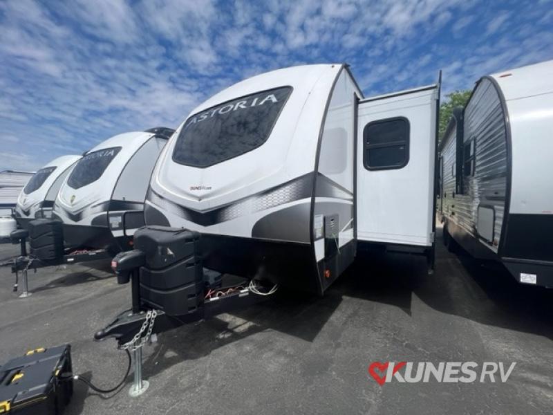 row of Dutchmen Astoria travel trailers on Kunes RV lot