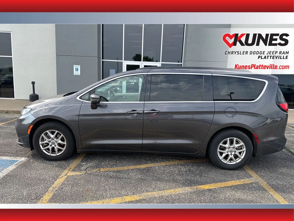 Used 2022 Chrysler Pacifica Touring L with VIN 2C4RC1BG9NR120715 for sale in Platteville, WI