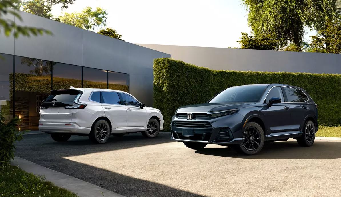 pictured left to right: white 2025 Honda CR-V e:FCEV and a black 2025 Honda CR-V e:FCEV in a driveway