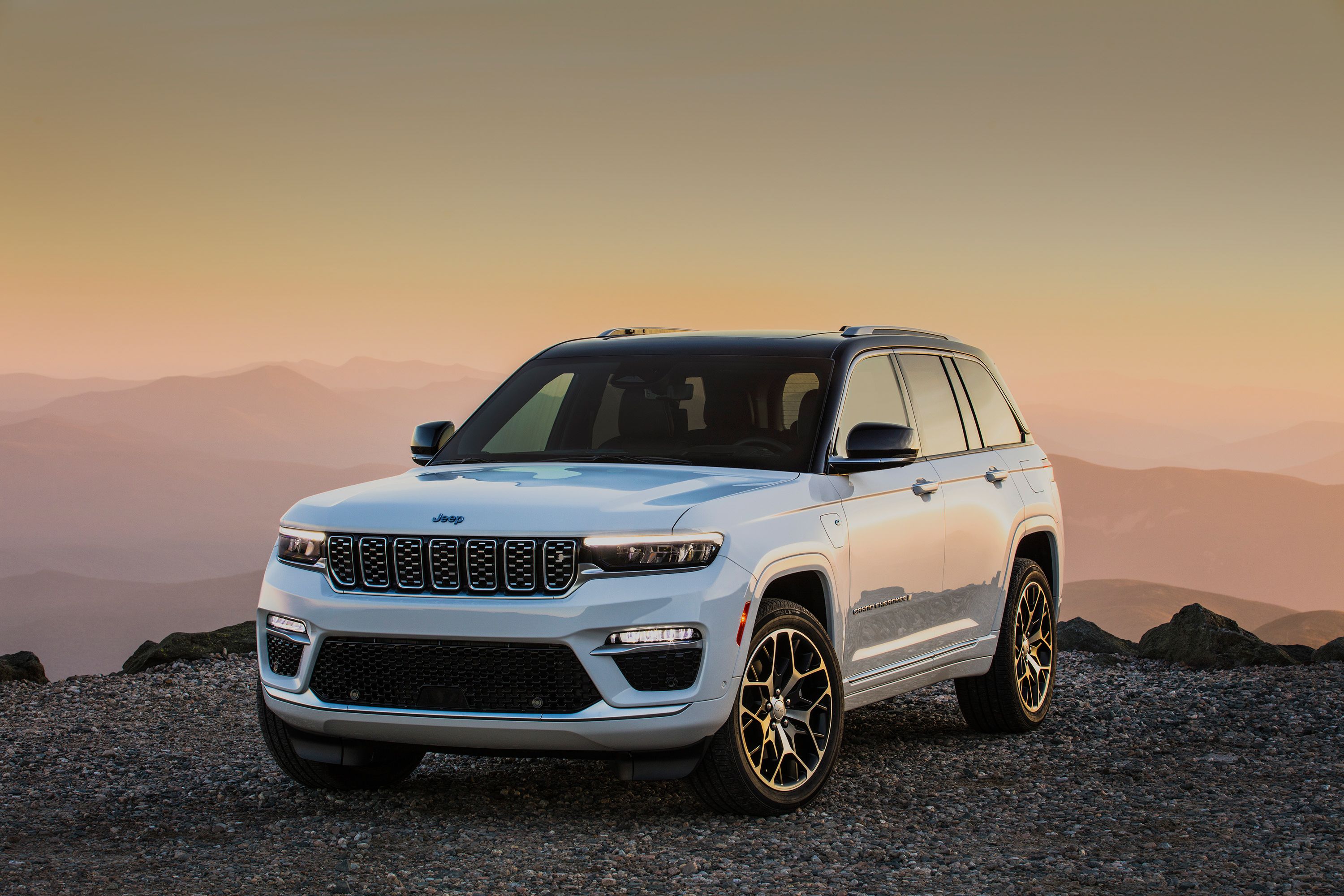 Jeep grand cherokee at sundown