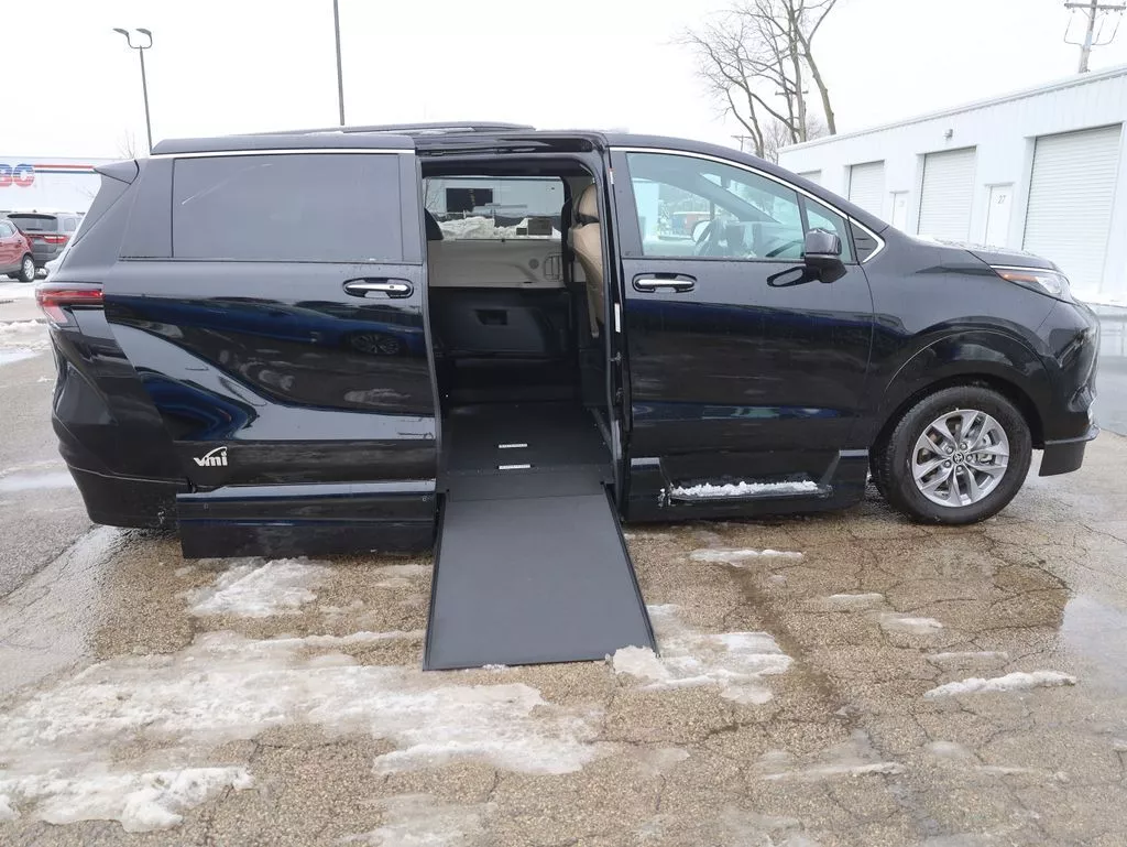 Used 2023 Toyota Sienna XLE with VIN 5TDJSKFCXPS088817 for sale in Madison, WI