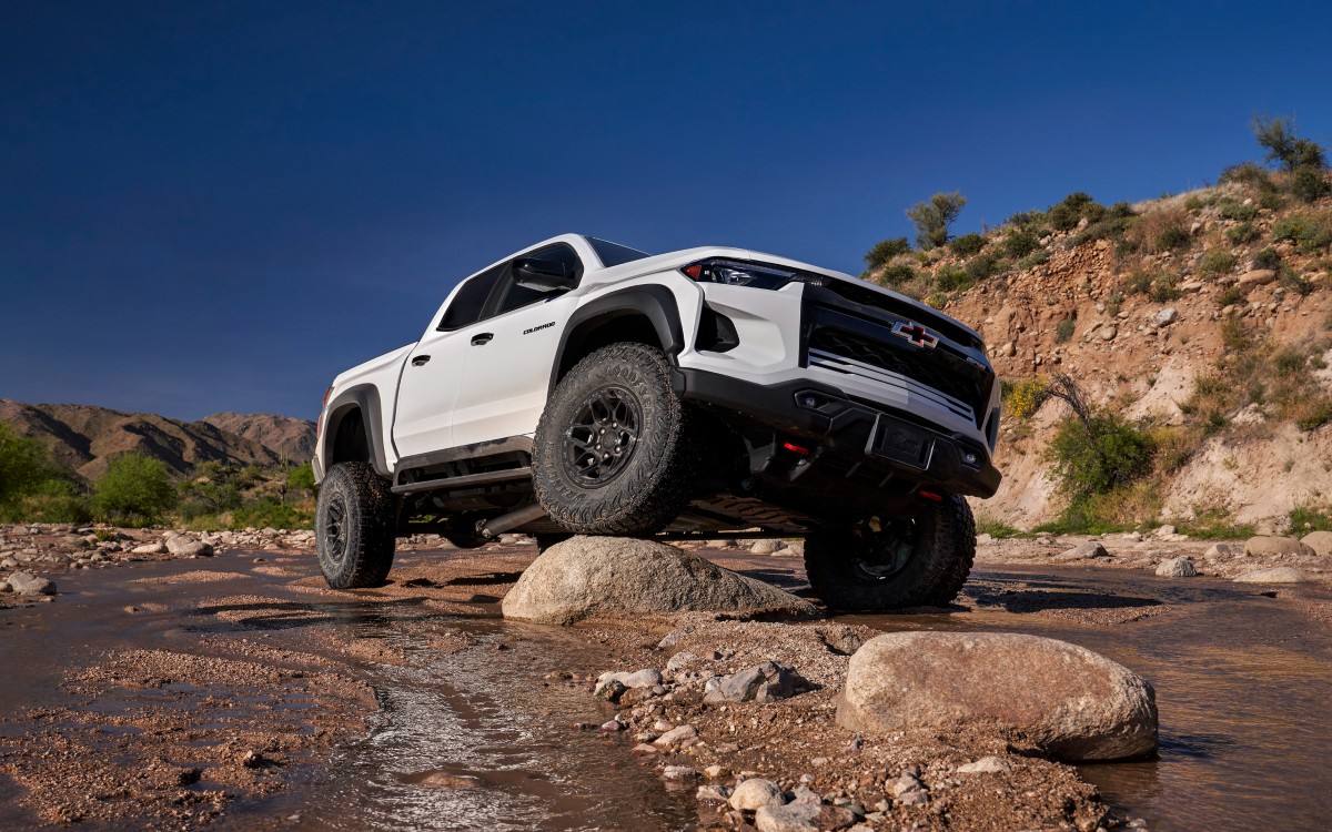 2024 Chevrolet Colorado ZR2 Bison Exterior Passenger Side Front Crawling