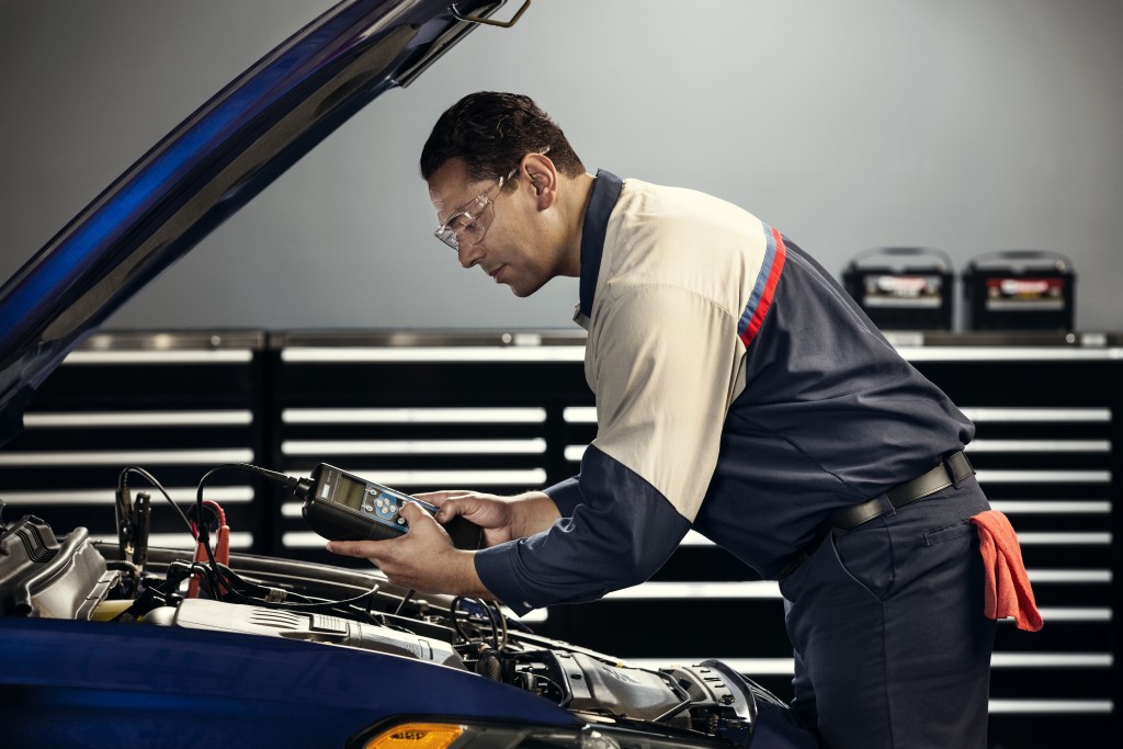 Обслуживание вашего. Ford механик. Озон Форд механик. Ford sales Parts. Automotive Technician Training.