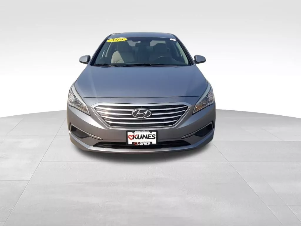 Used 2016 Hyundai Sonata SE with VIN 5NPE24AF1GH385947 for sale in Quincy, IL