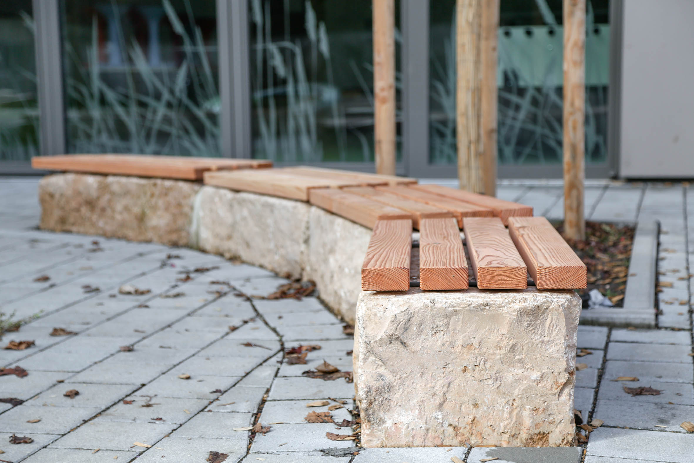Sitzauflage aus Holz für Mauern